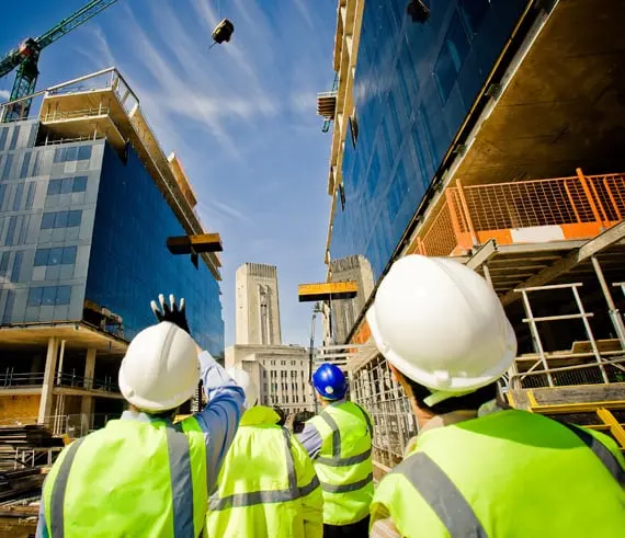 Büyük ölçekli bir şantiyede koordineli çalışan teknik ekip