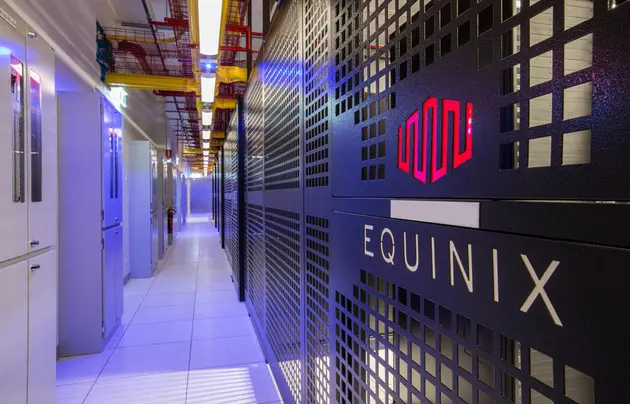 Equinix veri merkezi içinde kontrollü teknik koridor