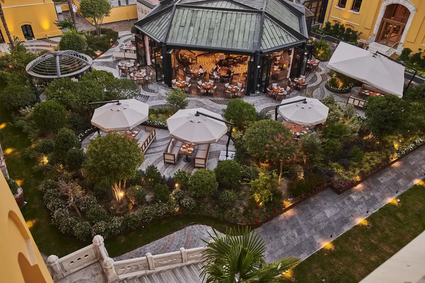 Four Seasons Hotel Sultanahmet’in yenilenen tarihi avlusu