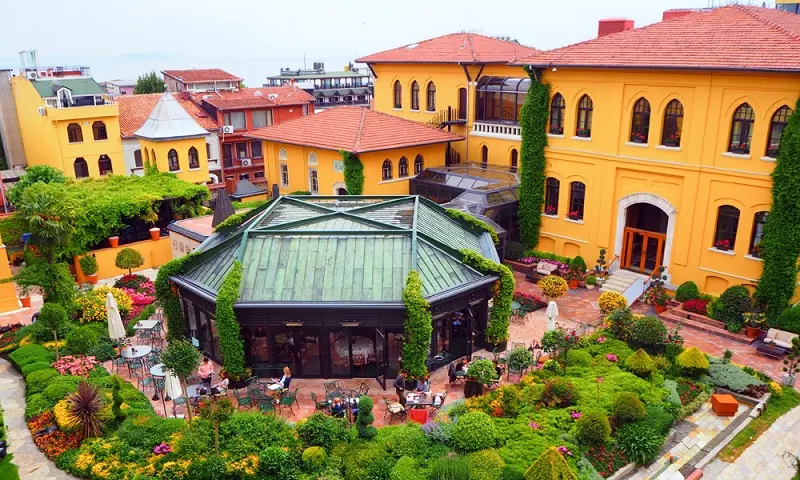 Four Seasons Hotel Sultanahmet avlusu ve tarihi yapı dokusu