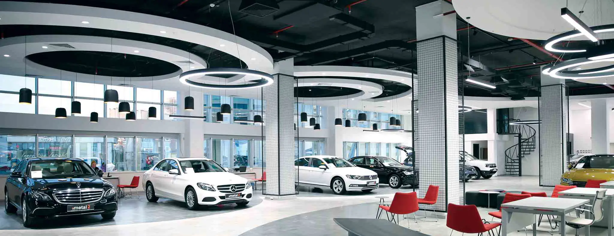Metal Oto Genel Merkezi’nde tamamlanmış otomotiv showroomu