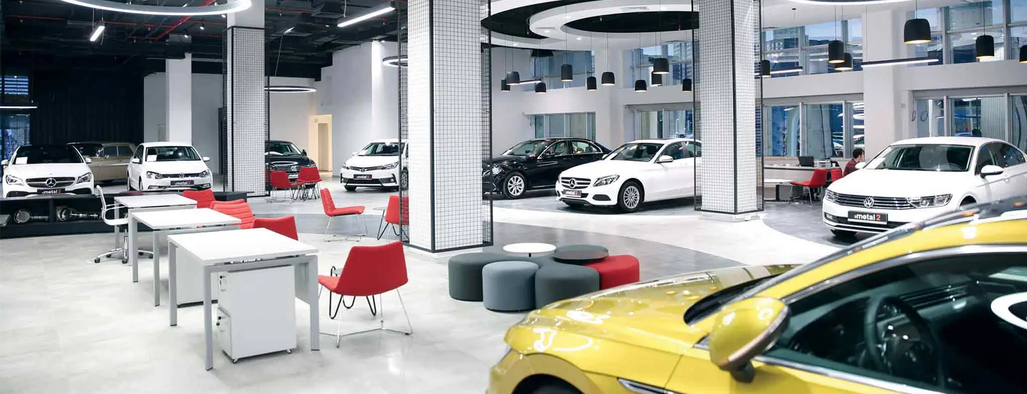 Kurumsal showroomda tamamlanmış satış alanı