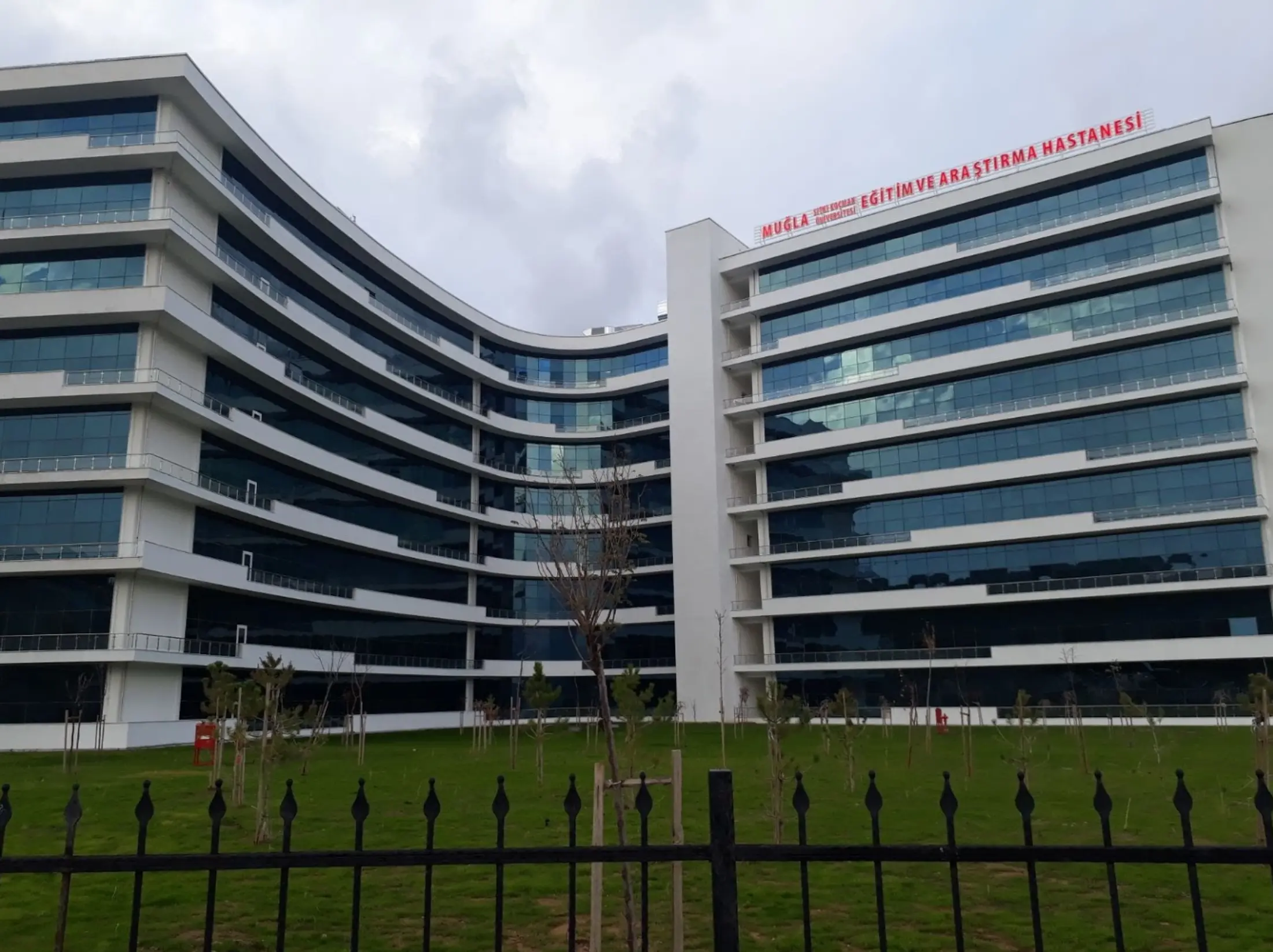 Muğla Sıtkı Koçman Üniversitesi Hastanesi tamamlanmış ana cephesi